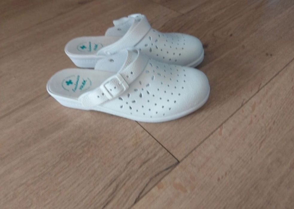 Nowe klapki  z skóry