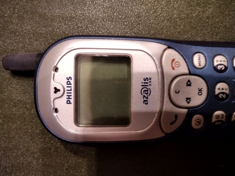 Кнопочный мобильный телефон philips.