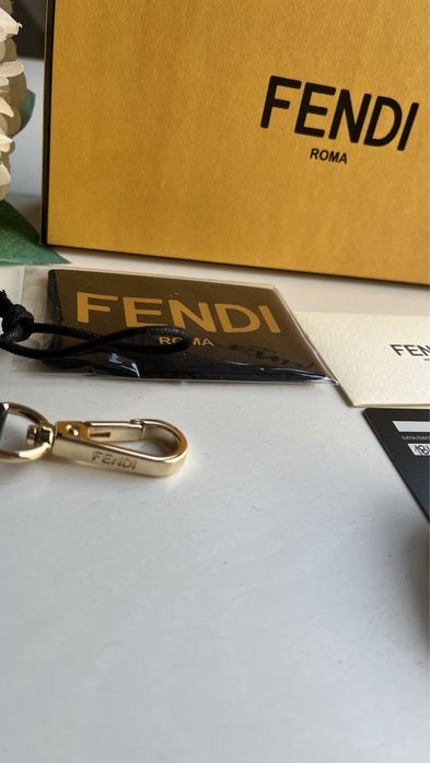 Okulary przeciwsłoneczne Fendi FE40048U 01B