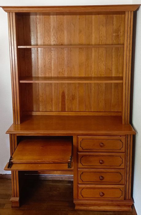 Estante escrivaninha com gavetas e prateleiras