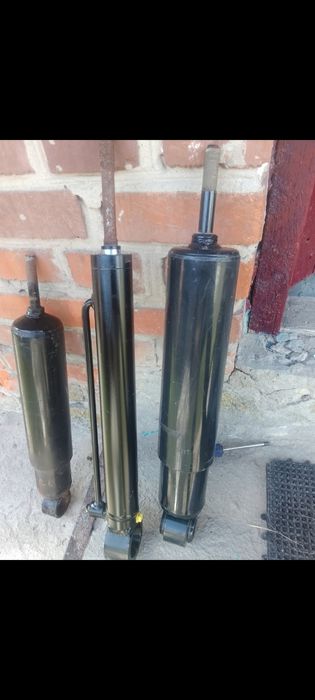 Продам амортизатори на case 3330  та іще деякі запчастини,