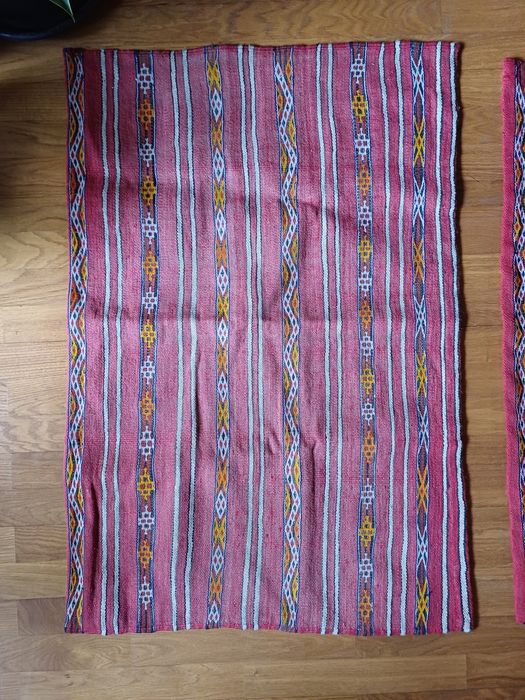 Dois tapetes marroquinos de tons vermelhos (105x72 cm)