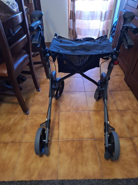 Andarilho de 4 rodas com assento, bolsa e travões