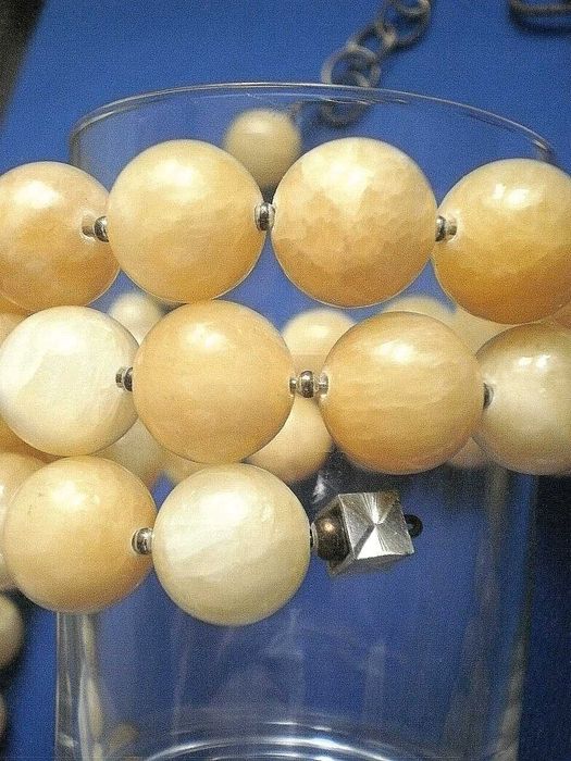 Sznur korali z naturalnego kamienia z branzoletą.