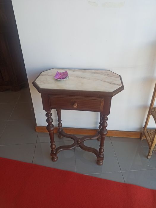 Mesa de apoio em madeira de castanho