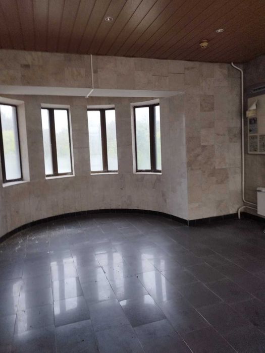 Оренда торгових, офісних прим. в новому  комплексі пл. від 18до 3000м2