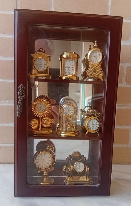 Conjunto de 8 relógios + vitrine