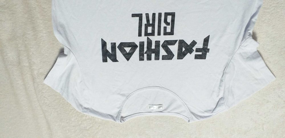 Biała sukienka z falbanką.