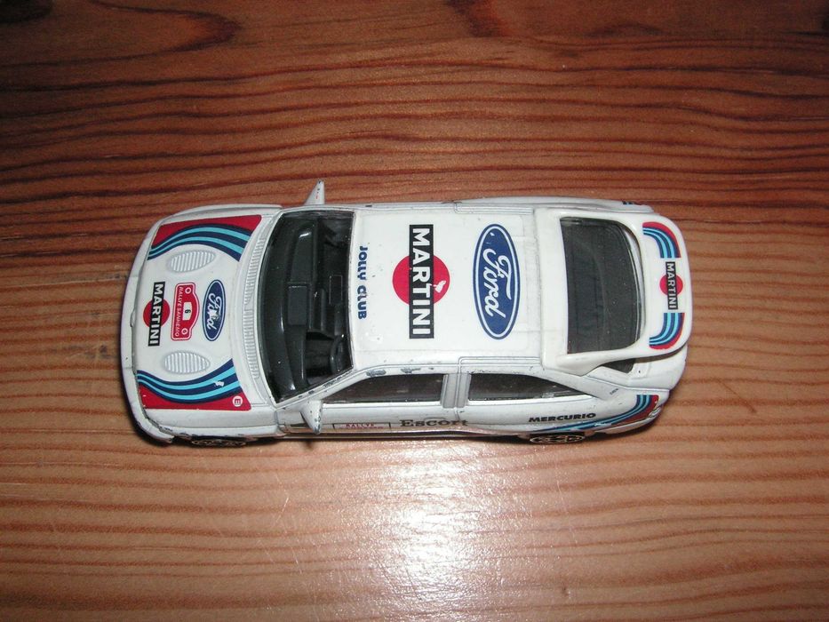 Carro Miniatura Burago Ford Escort RS Cosworth 1: 43 Rallye Sanremo