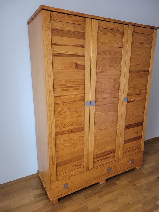 Komplet Drewniana szafa i drewniana komoda