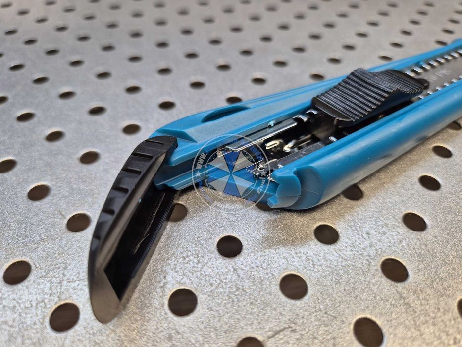 Nóż do tapet 18mm Nożyk tapetowy 18mm z ostrzem łamanym