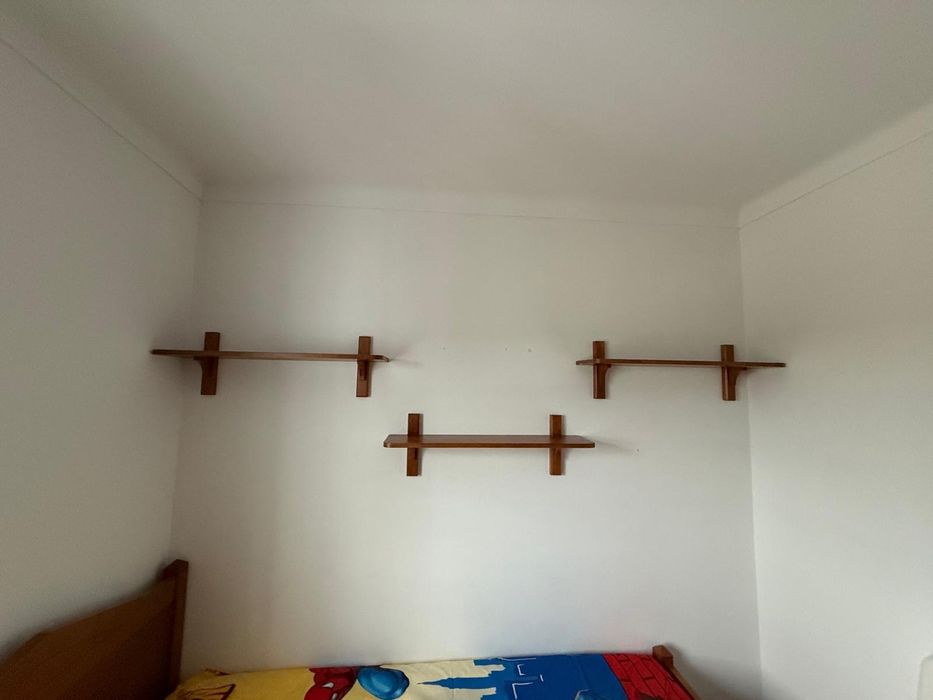 Cama  em madeira de cerejeira + colchão Pikolin + roupa de cama , escrivaninha e estantes, também em madeira cerejeira