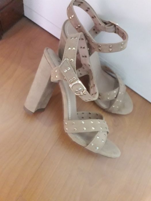 Sandálias novas de mulher