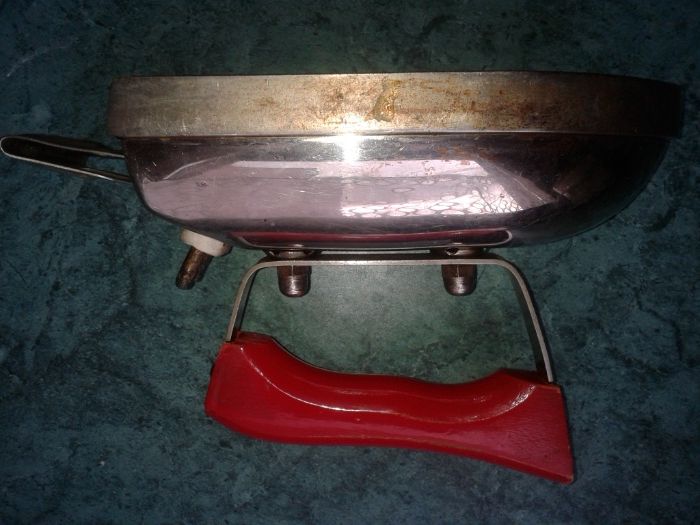 Stare żelazko "CZĘSTOCHOWA" PRL - drewniana, czerwona rączka