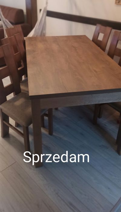 Stół z krzesłami