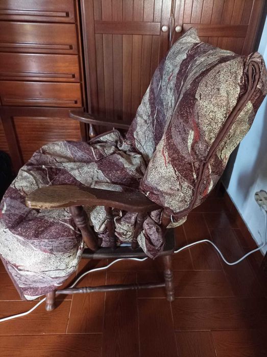 Cadeirão em Madeira Maciça com Encosto Alto - Estilo Clássico