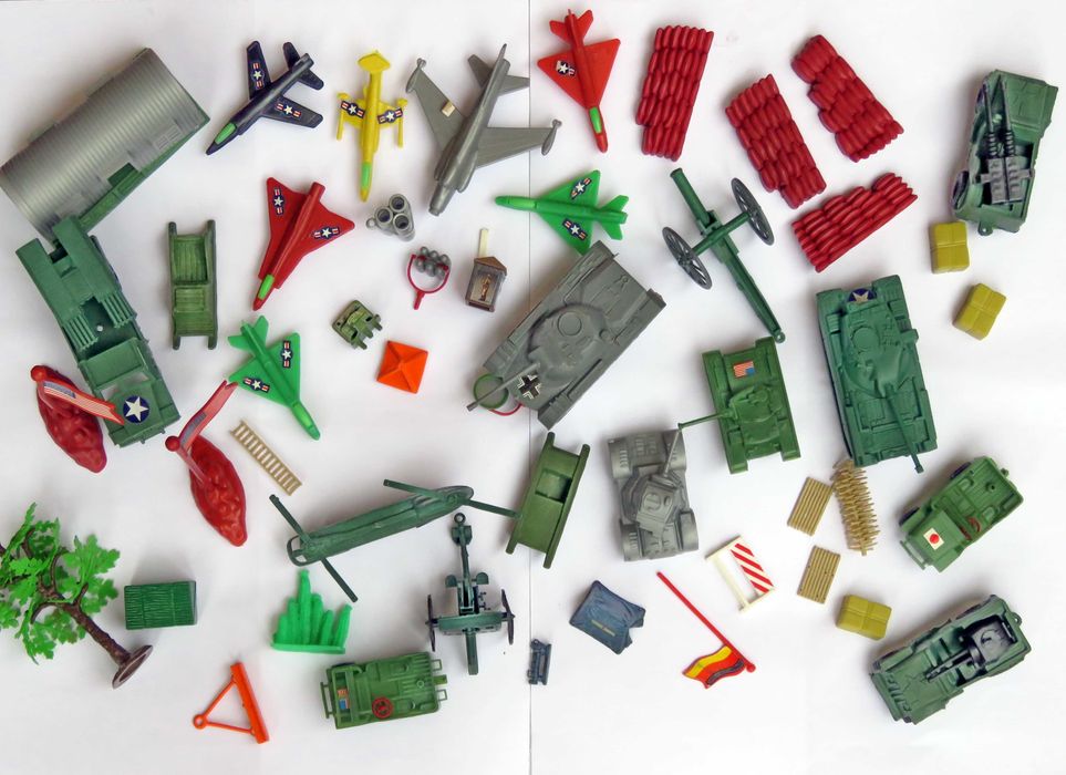 Military - Army plastic figures and vehicles, lot