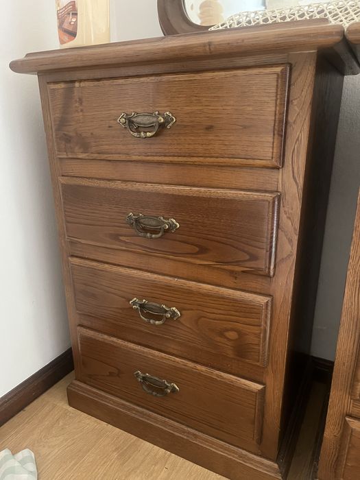 2 mesinhas de cabeceira em madeira