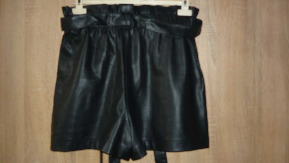Zara- szorty damskie ze skaju  r; L