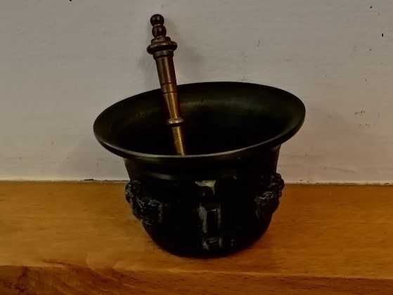 Almofariz em bronze antigo, completo, com coroas