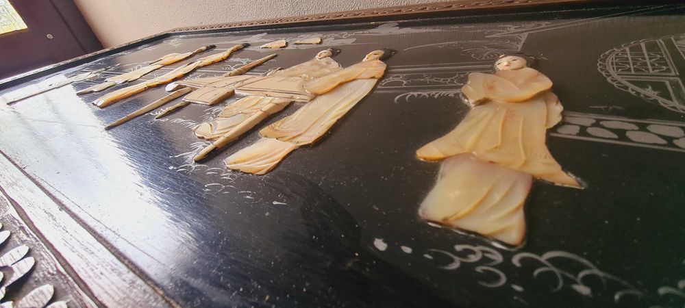 Arca/Bau em madeira trabalhada e relevo de madre-perola