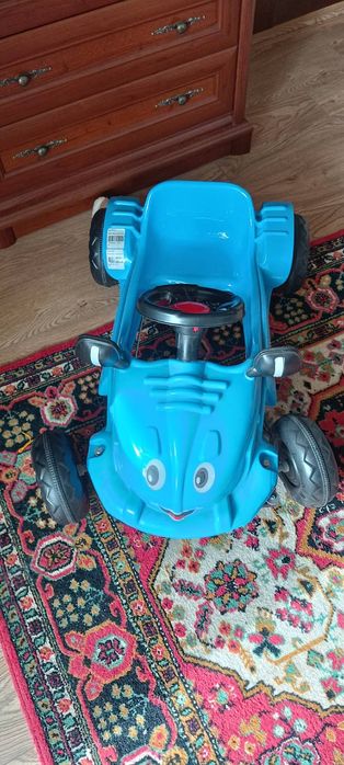 Дитячий автомобіль з педалями.