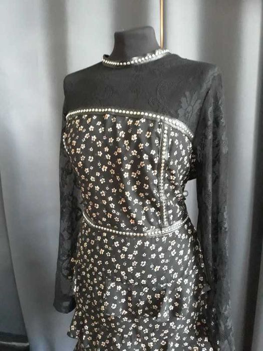 Sukienka z koronkowymi rękawami i falbany