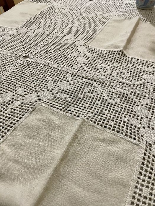 Lindissima toalha em linho e renda