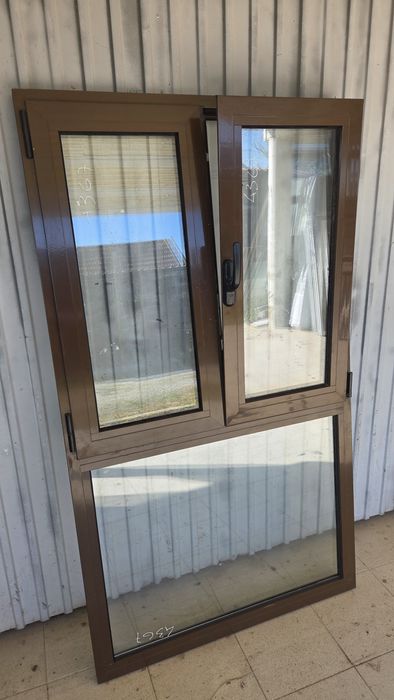 Janela Oscilobatente em Alumínio Castanho e Vidro Duplo