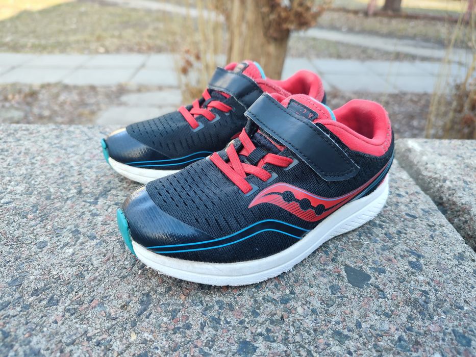 Детские кроссовки размер 28