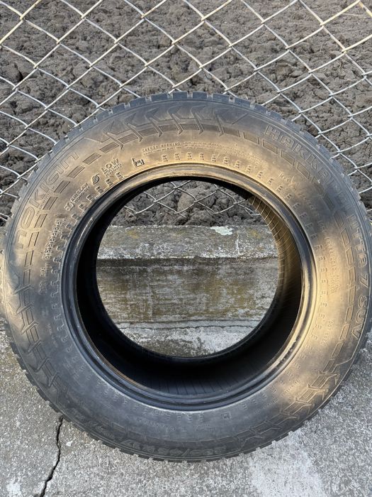 235 65 17 Шини в гарному стані