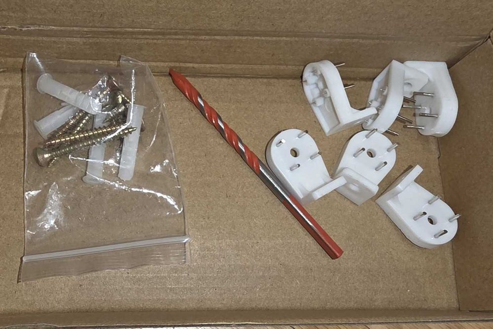 Dekoracyjna osłona skrzynki elektrycznej z zegarem