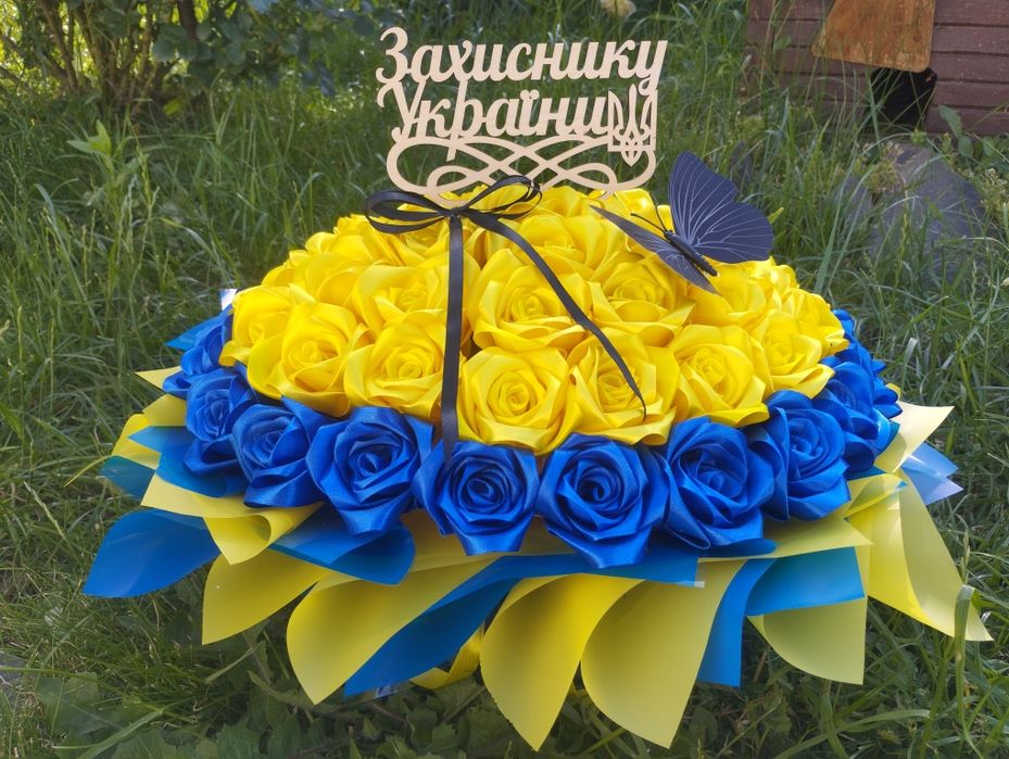 Букет для янгола героя з атласних стрічок