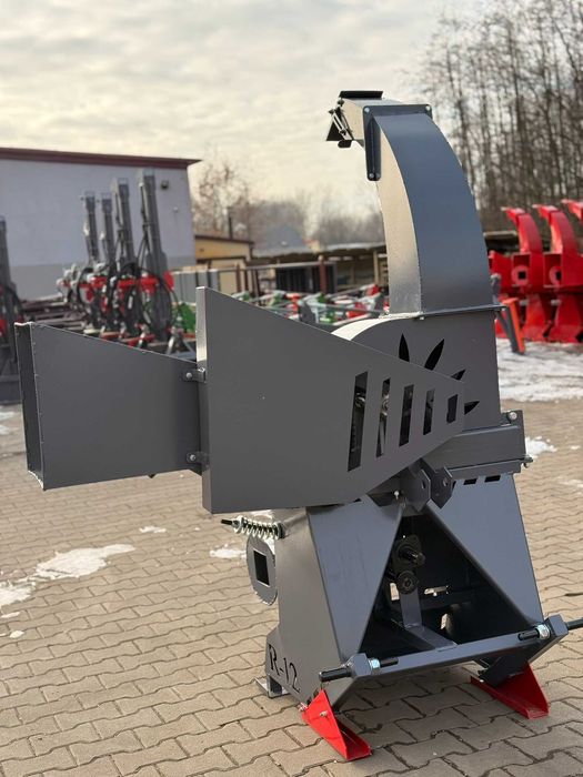 Półąutomatyczny rębak do drzewa gałęzi