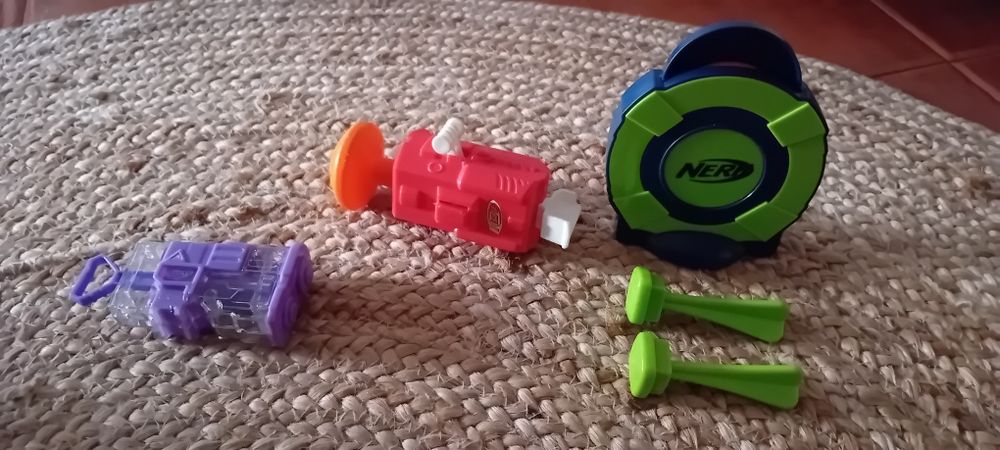 Brinquedos Pokémon e Nerf