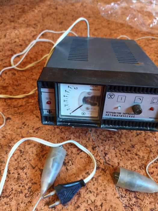 Prostownik do akumulatora z analogowym amperomierzem model M42180