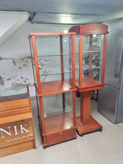 Продам меблі в магазин (стелажі,стіл,дзеркало,крісло) все як на фото