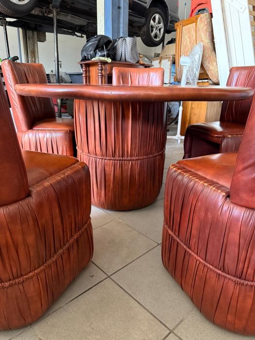 Mesa redonda em pele com cadeiras