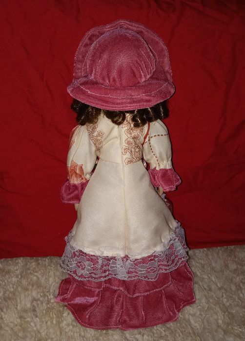 Фарфорова лялька дівчинка