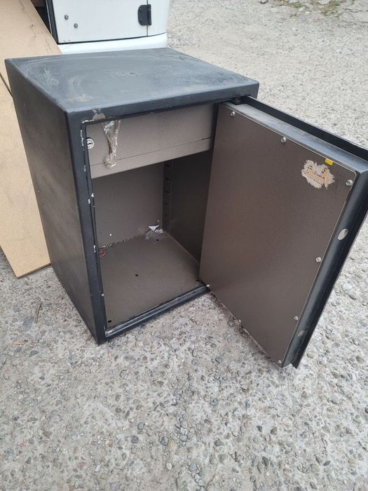 Металевий сейф шафа