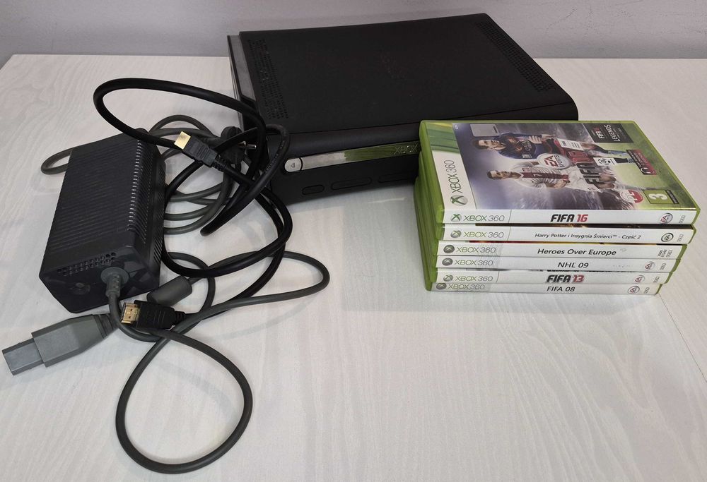 Xbox 360 (2009) + 6 gier + zasilacz, HDMI – działa, drobna wada napędu
