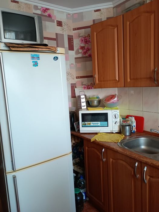 Здається   1 кімната в 3 кімнатній з власником