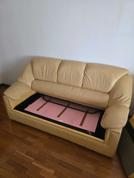 3 Sofás em pele (um de 3 lugares sofá-cama + 2 poltronas) + apoio pés