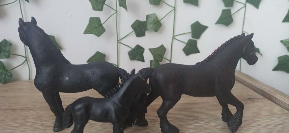 Zestaw rodziny koni fryzyjskich Schleich.