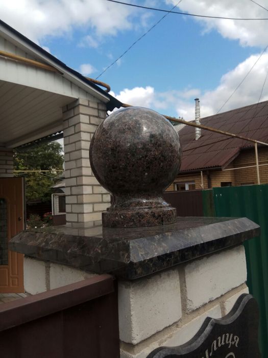 Кришки ,шапки, парапети на забор із натурального каменя