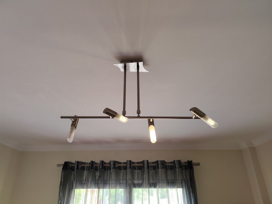 Candeeiro de tecto e mesa de cabeceira