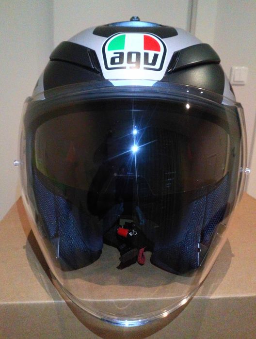 Capacete K5 jet, da AGV
