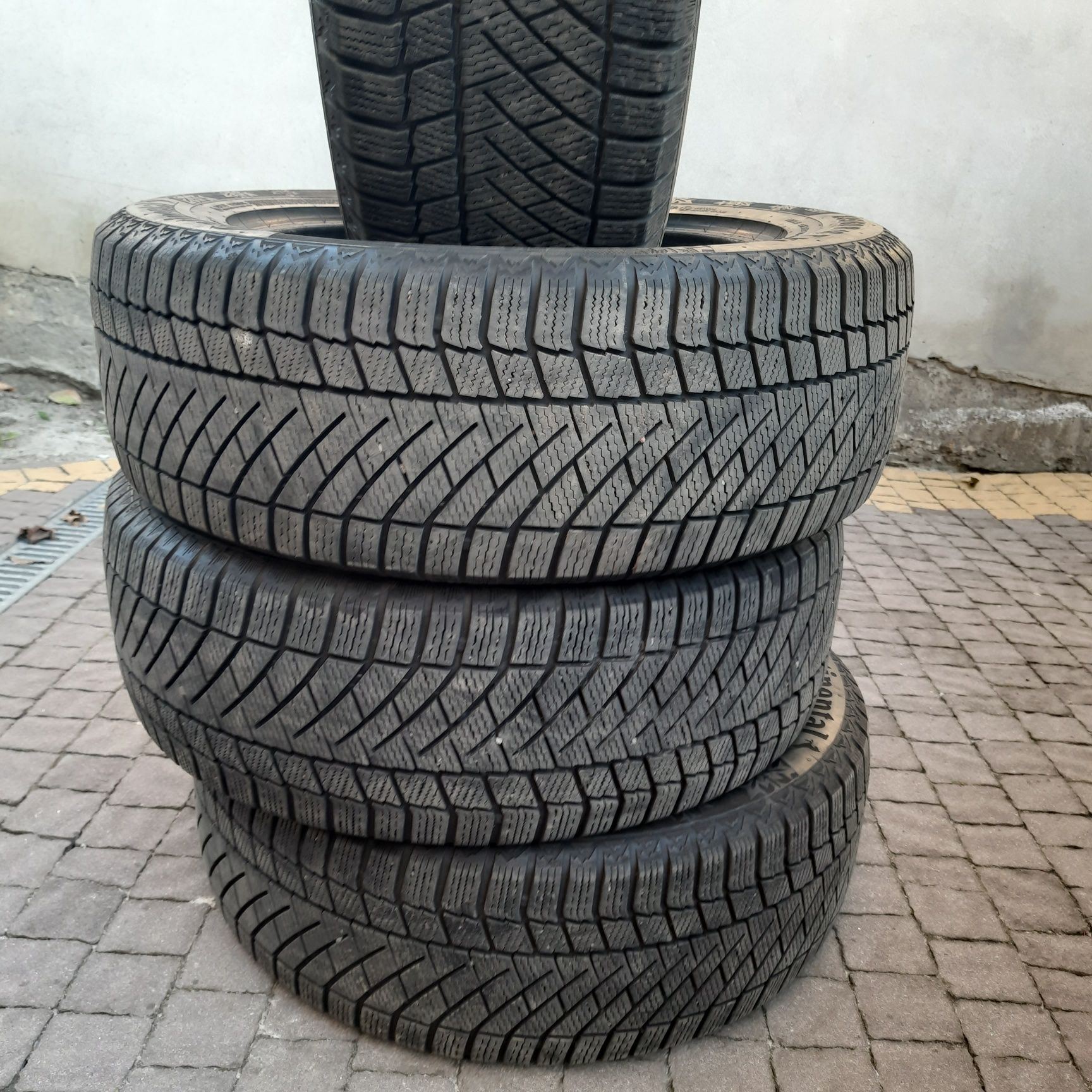 Шини 235/60 R18 зима Kontinental: 2 000 грн. - Автошини Малехів на Olx