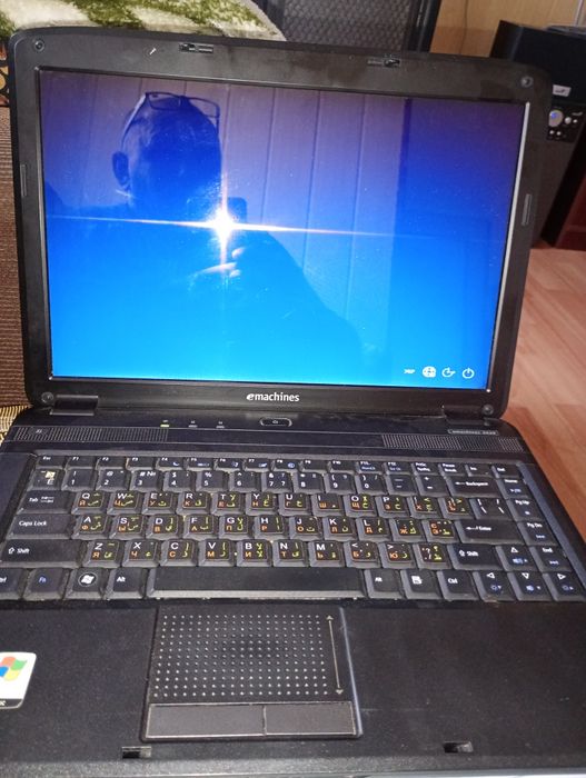 Продам ноутбук.E mashines.