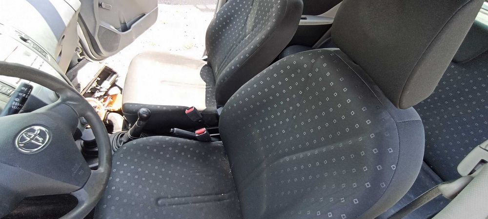 toyota yaris 1.4 1ndyv  d4d lak 068 d4d 90km samochód na części